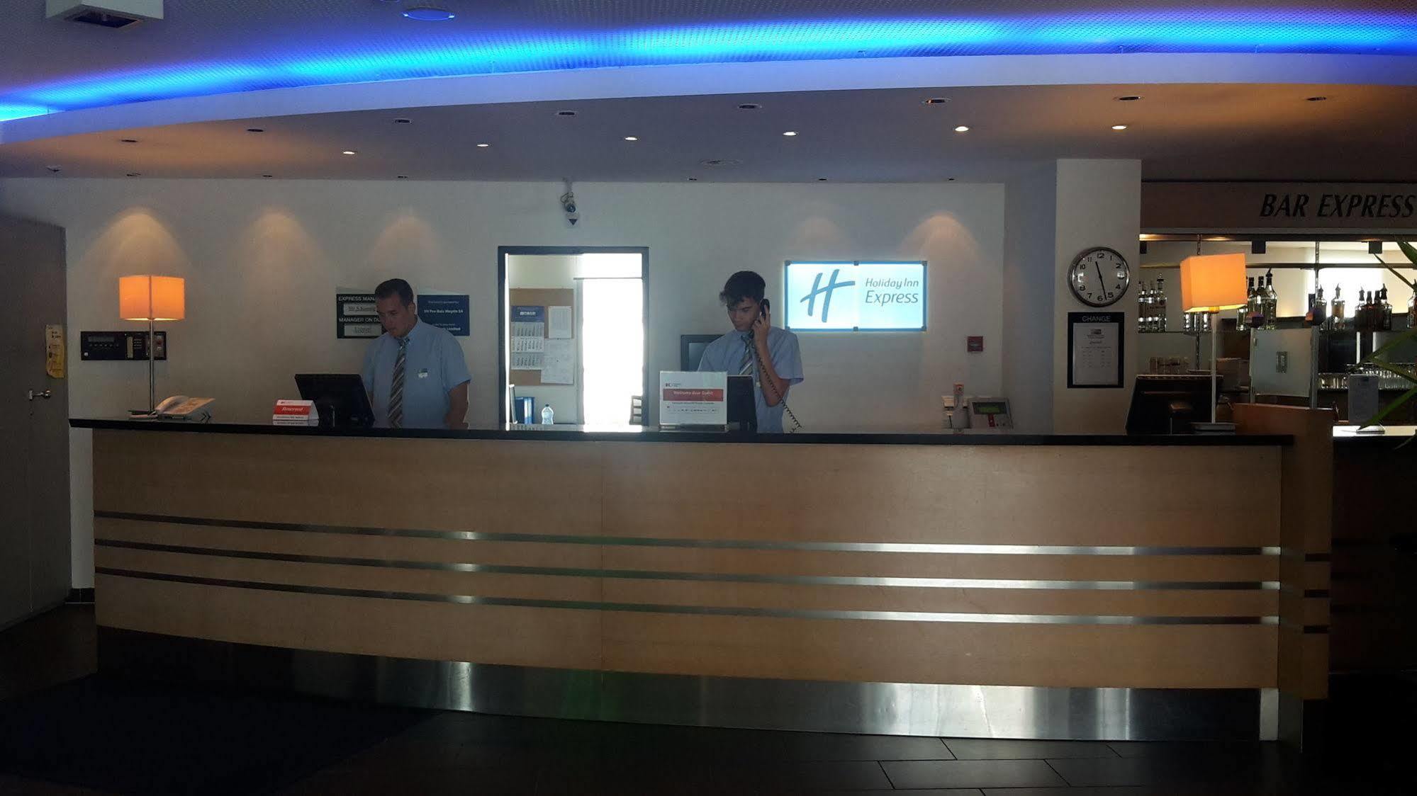 Holiday Inn Express Geneva Airport, An Ihg Hotel Exteriör bild
